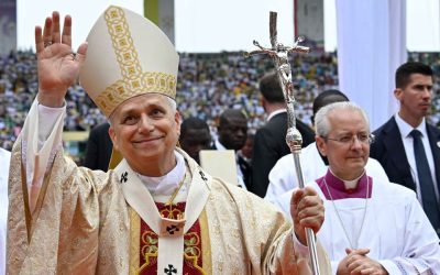 El Papa León XIV saluda a la multitud desde el papamóvil tras aparecer en el balcón central de la Basílica de San Pedro, en el Vaticano, después de la Misa de Pascua, el 5 de abril de 2026. (CNS/Lola Gómez)