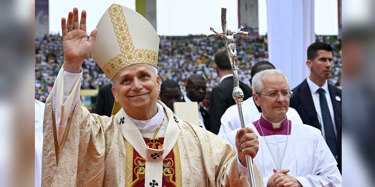 El Papa León XIV saluda a la multitud desde el papamóvil tras aparecer en el balcón central de la Basílica de San Pedro, en el Vaticano, después de la Misa de Pascua, el 5 de abril de 2026. (CNS/Lola Gómez)