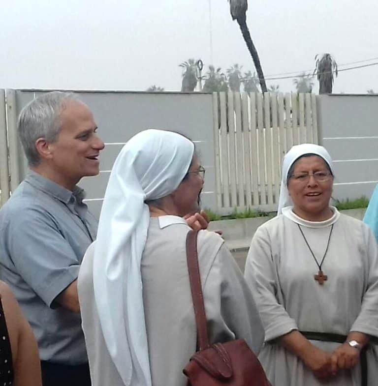 El futuro Papa León XIV visita a unas hermanas agustinas en Perú en esta fotografía sin fecha. Como sacerdote agustino, el entonces padre Robert F. Prevost pasó muchos años como misionero en Perú y también sirvió como obispo de la Diócesis de Chiclayo, en ese mismo país. Nativo de Chicago, fue elegido papa el 8 de mayo del 2025, convirtiéndose en el primer papa estadounidense de la historia. (OSV News/cortesía de la hermana agustina Carmen Toledano)