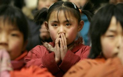 En esta foto de archivo se ve a unos niños rezando durante una misa en una iglesia católica de un pueblo a las afueras de Taiyuan, China. Los niños son los que “sufren las peores consecuencias” de las violaciones de la libertad religiosa a nivel internacional, según afirmaron los ponentes en una audiencia celebrada el 30 de abril de 2026 por la Comisión de los Estados Unidos para la Libertad Religiosa Internacional. (OSV News/Reinhard Krause, Reuters)