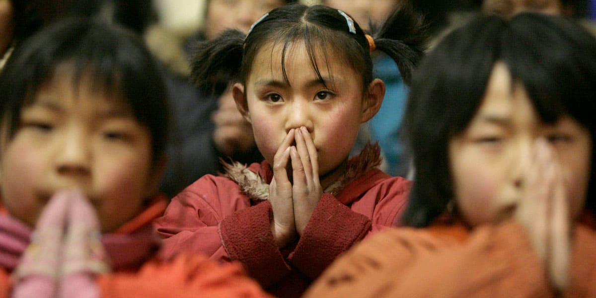 En esta foto de archivo se ve a unos niños rezando durante una misa en una iglesia católica de un pueblo a las afueras de Taiyuan, China. Los niños son los que “sufren las peores consecuencias” de las violaciones de la libertad religiosa a nivel internacional, según afirmaron los ponentes en una audiencia celebrada el 30 de abril de 2026 por la Comisión de los Estados Unidos para la Libertad Religiosa Internacional. (OSV News/Reinhard Krause, Reuters)