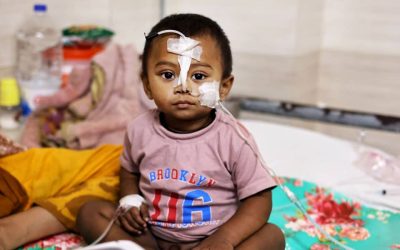 Marsalain, de 15 meses, que lleva un mes enfermo de sarampión, está sentado en su cama en el Hospital Infantil de Daca, Bangladesh, el 8 de mayo de 2026. La organización benéfica católica Cáritas Bangladesh y los centros de salud gestionados por trabajadores de la Iglesia están sensibilizando a la población rural, mientras el país se enfrenta a un brote mortal de sarampión que ha causado la muerte de más de 336 niños desde mediados de marzo. (OSV News/Stephan Uttom Rozario)