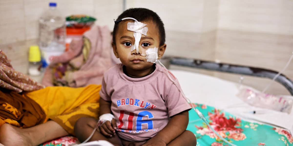Marsalain, de 15 meses, que lleva un mes enfermo de sarampión, está sentado en su cama en el Hospital Infantil de Daca, Bangladesh, el 8 de mayo de 2026. La organización benéfica católica Cáritas Bangladesh y los centros de salud gestionados por trabajadores de la Iglesia están sensibilizando a la población rural, mientras el país se enfrenta a un brote mortal de sarampión que ha causado la muerte de más de 336 niños desde mediados de marzo. (OSV News/Stephan Uttom Rozario)