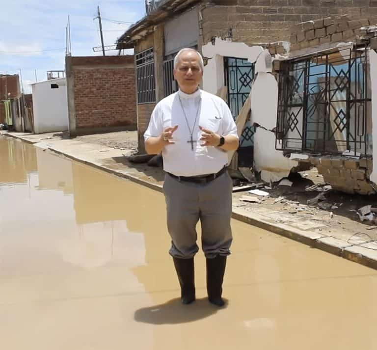 El entonces obispo Robert Prevost, de Chiclayo (Perú), durante una inundación provocada por fuertes lluvias que azotaron el noroeste de Perú en marzo de 2023, en una captura de pantalla tomada de un video de Cáritas Chiclayo. (NCR/Cáritas Chiclayo/Perú)