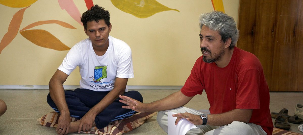 El misionero laico Maryknoll Flávio José Rocha, quien cuenta con dos décadas de experiencia en la metodología del Teatro del Oprimido, utiliza métodos interactivos para trabajar con grupos. (Sean Sprague/Brasil)