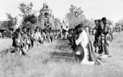 Tropas cristeras oran antes de combatir en Los Altos de Jalisco. / Crédito: Colección Casasola, Serie Revolución Cristera. 1927~ Fototeca Nacional. Coordinación Nacional de Difusión © Secretaría de Cultura. Instituto Nacional de Antropología e Historia. CC BY-NC-ND 4.0 https://repositorio.inah.gob.mx/o-626295