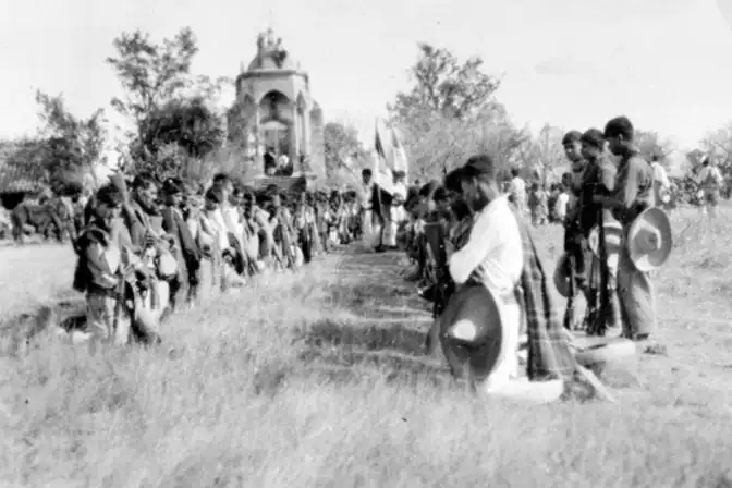 Tropas cristeras oran antes de combatir en Los Altos de Jalisco. / Crédito: Colección Casasola, Serie Revolución Cristera. 1927~ Fototeca Nacional. Coordinación Nacional de Difusión © Secretaría de Cultura. Instituto Nacional de Antropología e Historia. CC BY-NC-ND 4.0 https://repositorio.inah.gob.mx/o-626295