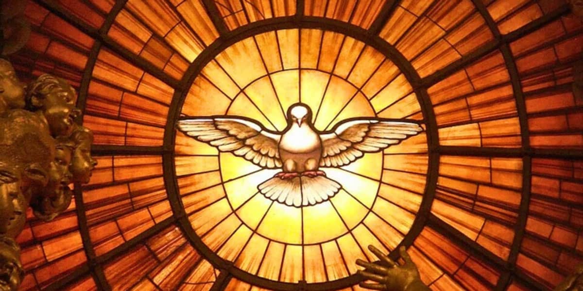 Imagen del Espíritu Santo en un vitral de la Basílica de San Pedro del Vaticano. (Dnalor 01, CC BY-SA/Ciudad del Vaticano)