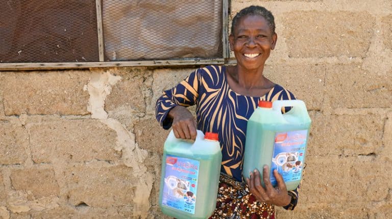 Nyangeta Fonyoka, una mujer seropositiva de una aldea a las afueras de Mwanza, Tanzania, vende carbón y también fabrica y vende jabón líquido. Fonyoka forma parte de un grupo de ahorro coordinado por el Centro Uzima, fundado por las Hermanas Maryknoll y dirigido durante las últimas dos décadas por una misionera laica Maryknoll. (Paul Jeffrey/Tanzania)
