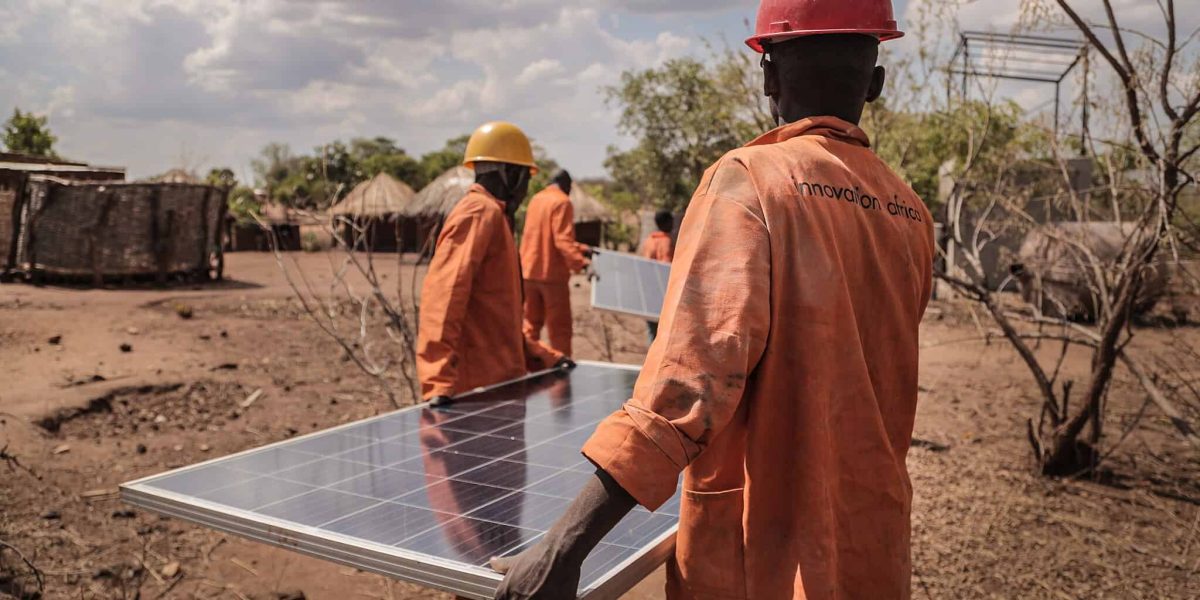 Paneles solares en África (Wikimedia Commons/África)