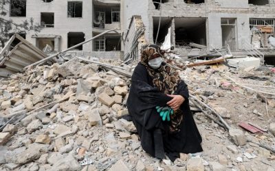 Una mujer sentada entre los escombros, frente a su apartamento destruido, en Teherán, Irán, el 12 de marzo del 2026, tras un ataque aéreo en el marco de la guerra entre Estados Unidos, Israel e Irán. (OSV News/Alaa Al Marjani, Reuters)