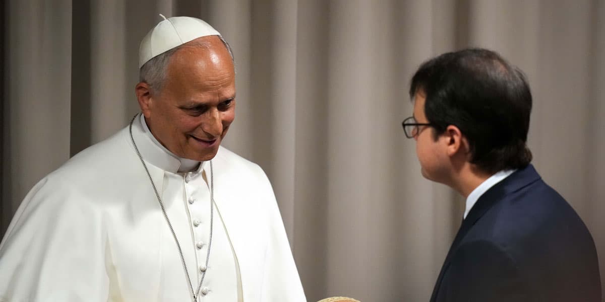 El Papa León XIV conversa con Christopher Olah, cofundador de la empresa de inteligencia artificial Anthropic, al concluir una presentación sobre la primera encíclica del pontífice, “Magnifica Humanitas: Sobre la salvaguarda de la persona humana en la era de la inteligencia artificial”, en el Aula del Sínodo del Vaticano, el 25 de mayo de 2026. (CNS/Lola Gomez)