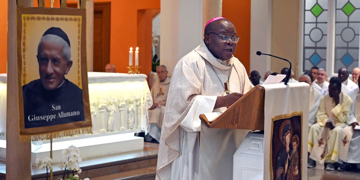 El Obispo Osório Citora Afonso, de Quelimane (Mozambique), pronuncia unas palabras durante una Misa de acción de gracias por la canonización de Giuseppe Allamano, fundador de los Misioneros de la Consolata, celebrada en Turín el 24 de octubre del 2024. El Obispo Osório fue asesinado a tiros en su residencia “en las primeras horas” del 6 de junio del 2026, según informó la organización pontificia de caridad Ayuda a la Iglesia Necesitada en un comunicado de prensa. (OSV News/Jaime C. Patia, CPP)