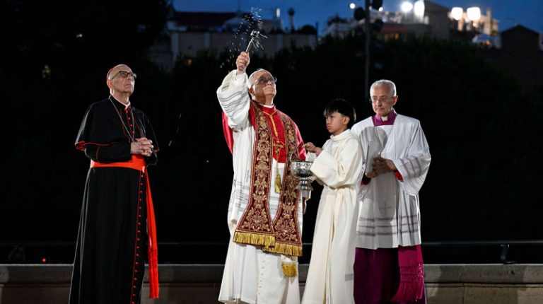 El Papa León XIV rocía agua bendita durante la bendición e inauguración de la Torre de Jesucristo tras celebrar la misa en la basílica de la Sagrada Familia de Barcelona, el 10 de junio de 2026, en el marco de su viaje apostólico a España, del 6 al 12 de junio. (OSV News/Vatican News)