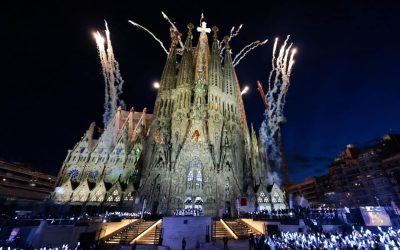 Los fuegos artificiales estallan durante la inauguración de la Torre de Jesucristo en la Basílica de la Sagrada Familia, con motivo de la visita apostólica del Papa León XIV a Barcelona, España, el 10 de junio de 2026. (OSV News/Nacho Doce, Reuters)