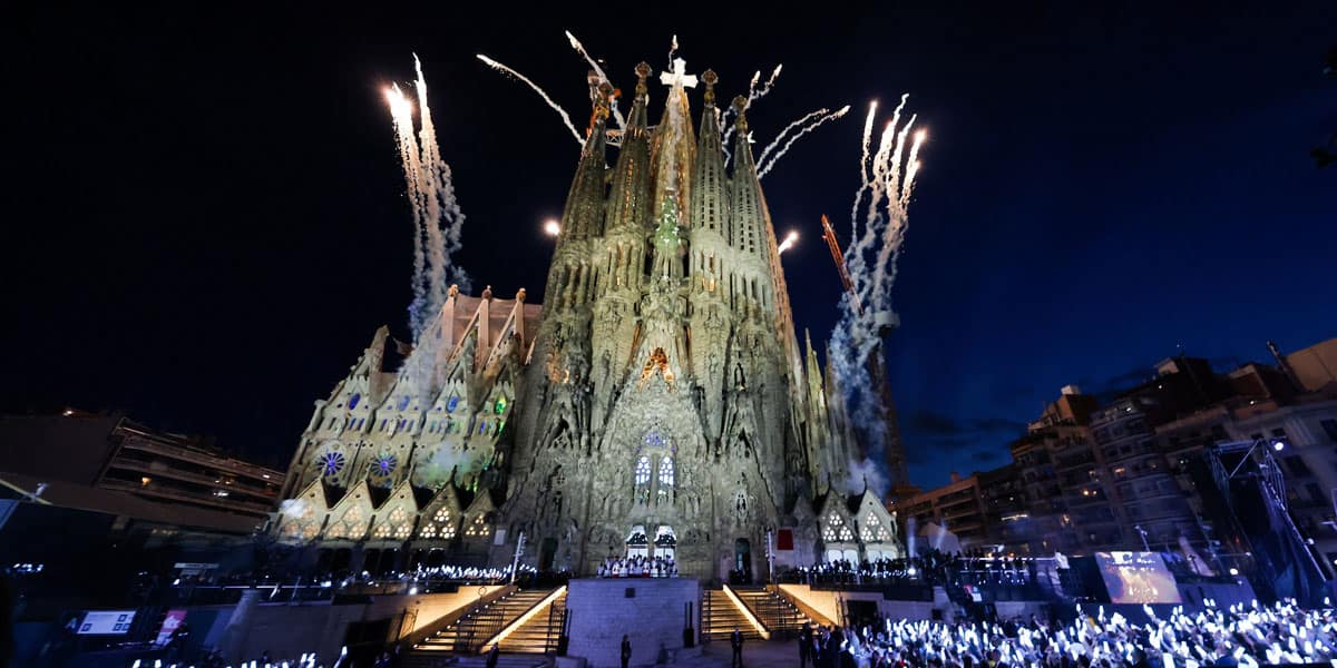 Los fuegos artificiales estallan durante la inauguración de la Torre de Jesucristo en la Basílica de la Sagrada Familia, con motivo de la visita apostólica del Papa León XIV a Barcelona, España, el 10 de junio de 2026. (OSV News/Nacho Doce, Reuters)