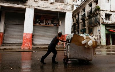Un hombre empuja una carretilla cargada con envases de plástico recolectados en La Habana, el 8 de junio de 2026. El 18 de junio, el gobierno cubano anunció medidas económicas de gran alcance que podrían marcar el cambio más significativo hacia una economía de mercado desde la revolución de 1959. (OSV News/Norlys Pérez, Reuters)