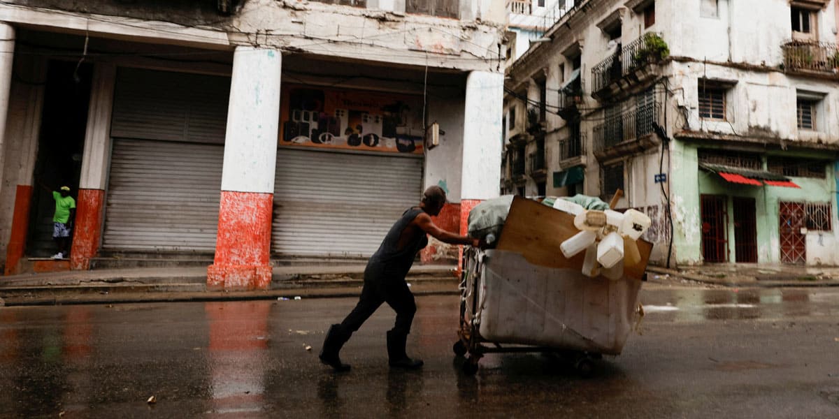 Un hombre empuja una carretilla cargada con envases de plástico recolectados en La Habana, el 8 de junio de 2026. El 18 de junio, el gobierno cubano anunció medidas económicas de gran alcance que podrían marcar el cambio más significativo hacia una economía de mercado desde la revolución de 1959. (OSV News/Norlys Pérez, Reuters)