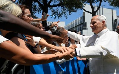 El Papa León XIV saluda a los empleados del Programa Mundial de Alimentos de las Naciones Unidas frente a su sede central en Roma, el 22 de junio de 2026. (OSV News/Simone Risoluti, Vatican Media)