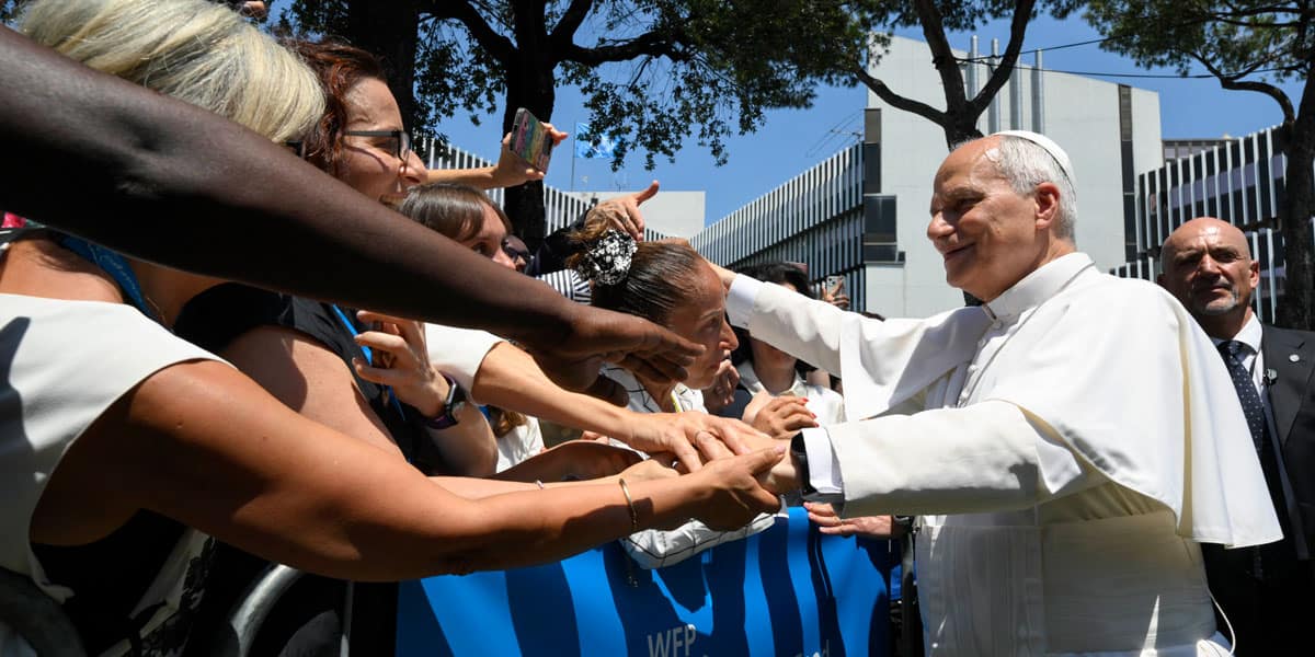 El Papa León XIV saluda a los empleados del Programa Mundial de Alimentos de las Naciones Unidas frente a su sede central en Roma, el 22 de junio de 2026. (OSV News/Simone Risoluti, Vatican Media)
