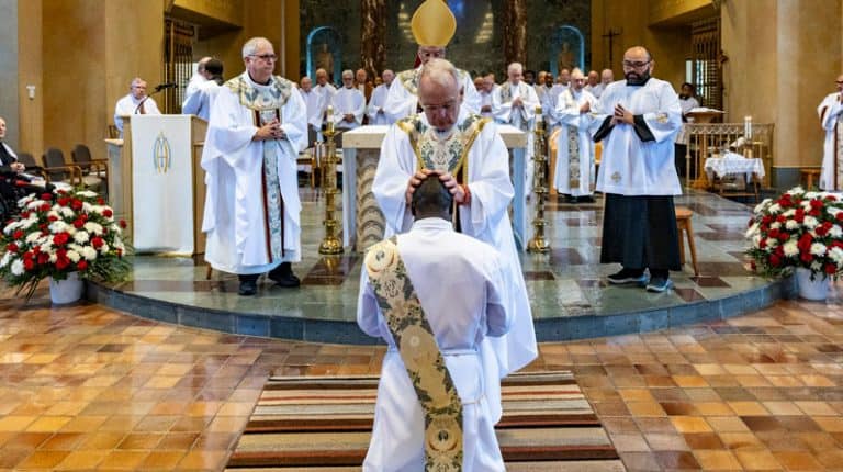 El Padre Maryknoll Lance Nadeau, Superior General de los Padres y Hermanos Maryknoll, bendice al ordenado Víctor Mutobera. El seminarista fue guiado por el Padre Nadeau en la Universidad Kenyatta de Nairobi. (Octavio Durán/EE. UU.)