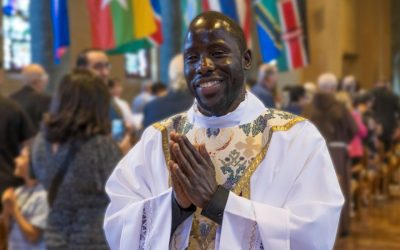 El Padre Maryknoll Victor Mutobera, ordenado el 6 de junio en la capilla Nuestra Señora Reina de los Apóstoles de la Sociedad Maryknoll en Ossining, Nueva York, irradia alegría al salir de la capilla tras la Misa de ordenación sacerdotal. El Padre Mutobera, quien se preparó durante ocho años para el sacerdocio misionero, ha sido asignado a servir en Tanzania. (Octavio Durán/EE. UU.)