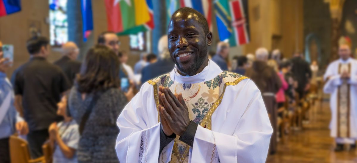 El Padre Maryknoll Victor Mutobera, ordenado el 6 de junio en la capilla Nuestra Señora Reina de los Apóstoles de la Sociedad Maryknoll en Ossining, Nueva York, irradia alegría al salir de la capilla tras la Misa de ordenación sacerdotal. El Padre Mutobera, quien se preparó durante ocho años para el sacerdocio misionero, ha sido asignado a servir en Tanzania. (Octavio Durán/EE. UU.)