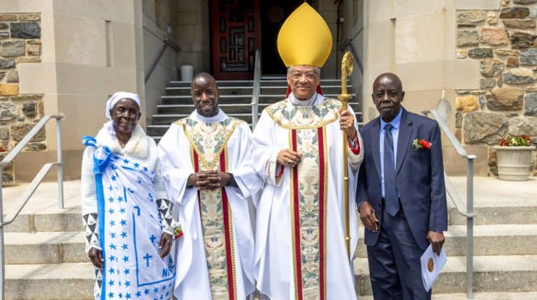 El prelado que oficia la ordenación, Mons. Joseph Perry, Obispo Auxiliar Emérito de la Arquidiócesis de Chicago, comparte este momento de alegría con los padres del Padre Mutobera, Timothy Mutobera y Roselyne Barasa Mutobera, quienes viajaron desde Kenia para asistir a la Misa de ordenación. Al hermano gemelo del padre Mutobera no se le concedió la visa. (Octavio Durán/EE. UU.)