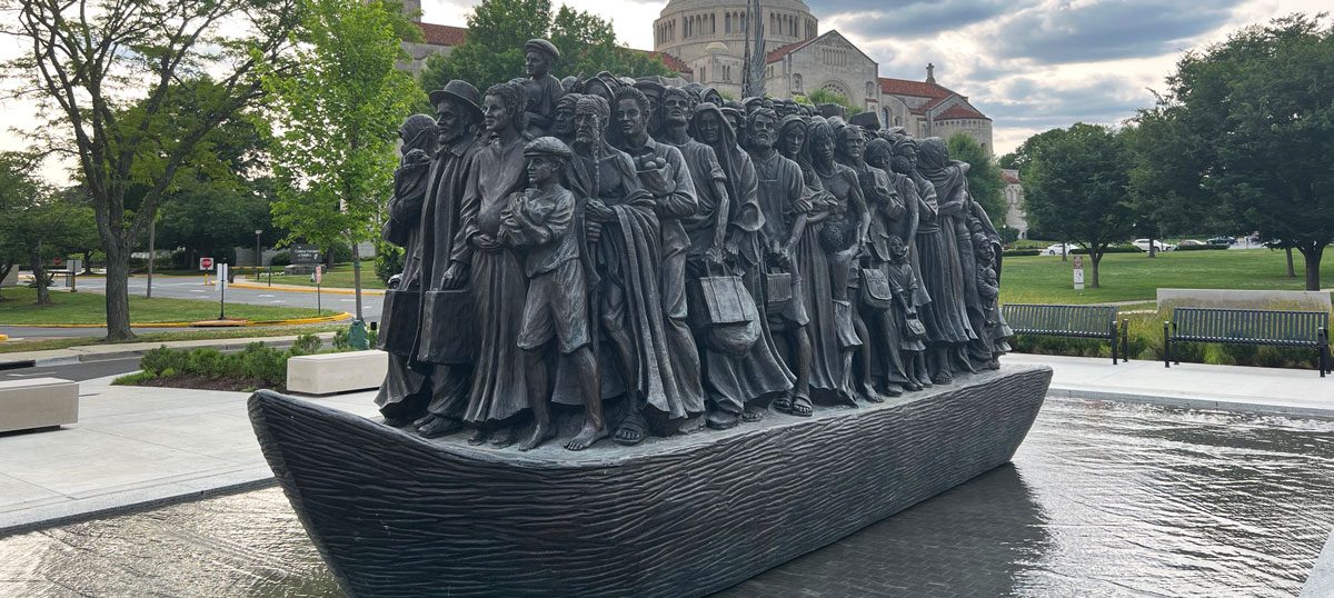 La difícil situación de los migrantes y los refugiados queda reflejada en el campus de la Universidad Católica de Washington, D.C., gracias a la escultura “Angels Unawares”, del artista canadiense Timothy Schmalz. (Lynn Monahan/EE. UU.)
