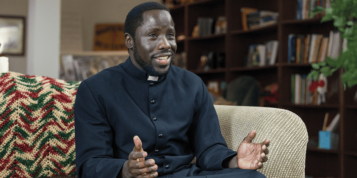 El seminarista Victor Mutobera, 36, en la Casa de Formación Maryknoll en Chicago en esta fotografía, será ordenado sacerdote Maryknoll el 6 de junio después de ocho años de estudio y formación misionera. (Octavio Durán/EE. UU.)