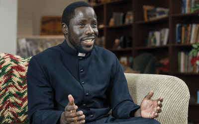 El seminarista Victor Mutobera, 36, en la Casa de Formación Maryknoll en Chicago en esta fotografía, será ordenado sacerdote Maryknoll el 6 de junio después de ocho años de estudio y formación misionera. (Octavio Durán/EE. UU.)