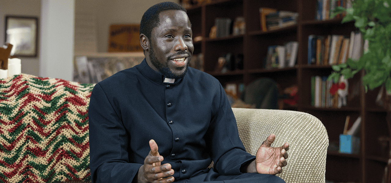 El seminarista Victor Mutobera, 36, en la Casa de Formación Maryknoll en Chicago en esta fotografía, será ordenado sacerdote Maryknoll el 6 de junio después de ocho años de estudio y formación misionera. (Octavio Durán/EE. UU.)