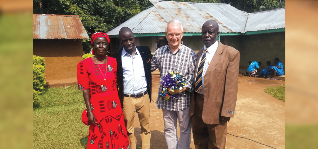 Victor Mutobera, acompañado de sus padres Roselyn Barasa y Timothy Mutobera, conoció al Padre Maryknoll Lance Nadeau cuando era estudiante en Kenyatta University, Kenia. (Cortesía de Victor Mutobera/Kenia)