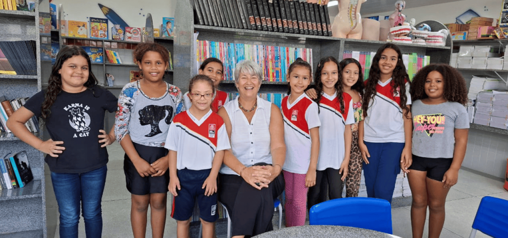 Kathleen Bond, que ha servido en Brasil por más de tres décadas, pone en práctica el compromiso de los Misioneros Laicos Maryknoll al inculcar a los más jóvenes la no violencia. (Cortesía de Kathleen Bond/Brasil)