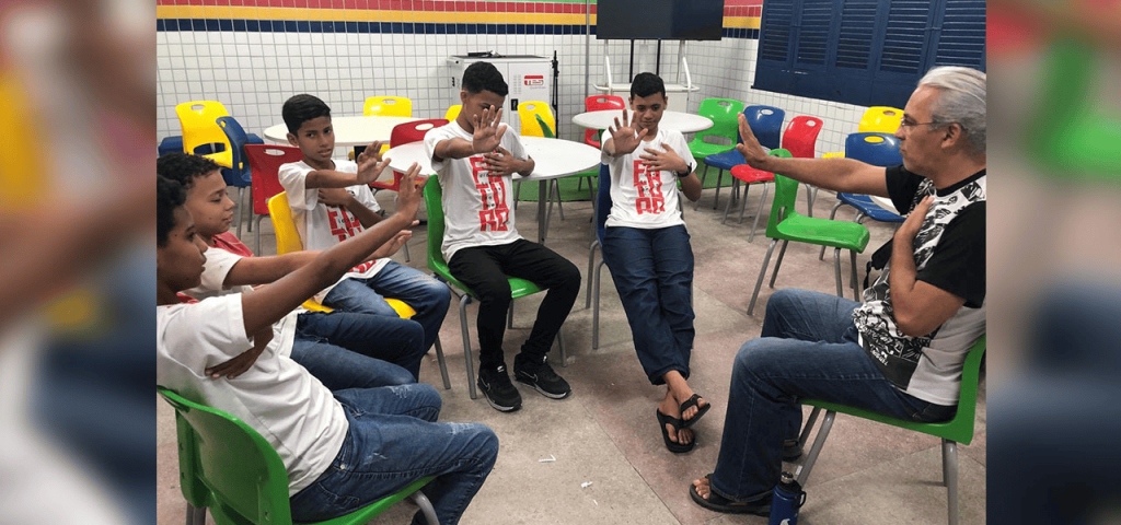 El misionero laico Maryknoll Flávio José Rocha enseña técnicas para manejar emociones a un grupo de jóvenes en una de las 10 escuelas del programa. (Cortesía de Kathleen Bond/Brasil)