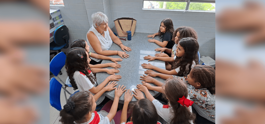 En Joacil Brito, Bond trabaja con niñas en una sesión en grupo liderada por misioneros laicos y el personal de AFYA. ( (Cortesía de Kathleen Bond/Brasil)