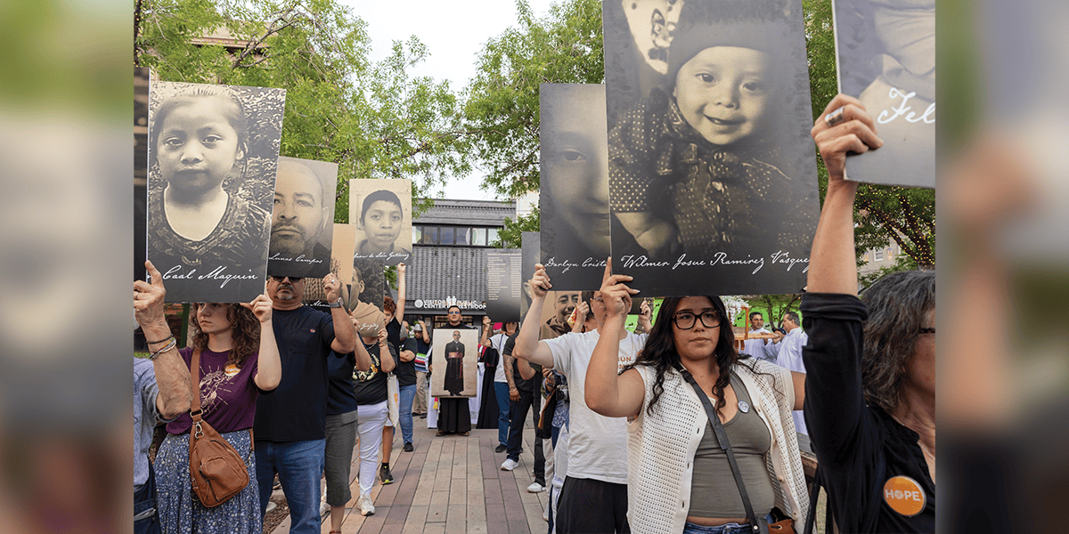 Durante una marcha y vigilia en El Paso, Texas, manifestantes sostienen pancartas de niños y adultos inmigrantes que han fallecido bajo custodia de ICE. (Octavio Durán/EE. UU.)
