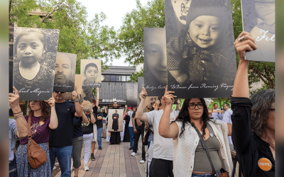 Durante una marcha y vigilia en El Paso, Texas, manifestantes sostienen pancartas de niños y adultos inmigrantes que han fallecido bajo custodia de ICE. (Octavio Durán/EE. UU.)