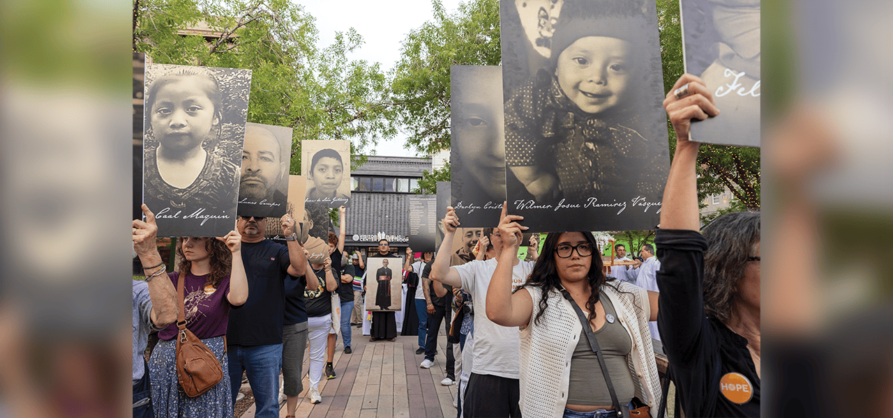Durante una marcha y vigilia en El Paso, Texas, manifestantes sostienen pancartas de niños y adultos inmigrantes que han fallecido bajo custodia de ICE. (Octavio Durán/EE. UU.)