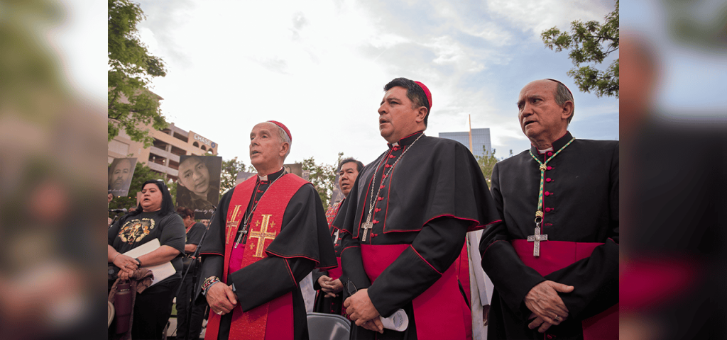 Los Obispos Mark J. Seitz de El Paso, Evelio Menjívar-Ayala de Washington y José Guadalupe Torres Campos de Ciudad Juárez participan en una vigilia contra las deportaciones masivas. (OSV/Fernando Ceniceros/EE. UU.)