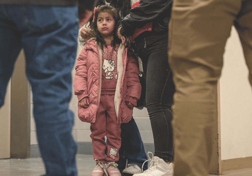  La familia de un migrante detenido habla con los funcionarios de inmigración en un intento por obtener información en un tribunal de inmigración de Estados Unidos en el distrito de Manhattan de la ciudad de Nueva York, el 16 de enero de 2026. (OSV News/David “Dee” Delgado, Reuters)