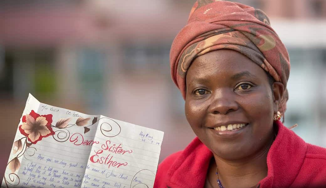 La Hermana Maryknoll Esther Warioba, que profesó votos perpetuos el año pasado, visita a reclusos extranjeros sentenciados por ser “mulas”. (Paul Jeffrey/Hong Kong)