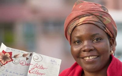 La Hermana Maryknoll Esther Warioba, que profesó votos perpetuos el año pasado, visita a reclusos extranjeros sentenciados por ser “mulas”. (Paul Jeffrey/Hong Kong)