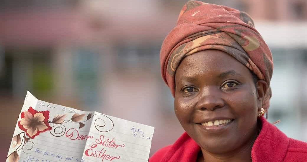 La Hermana Maryknoll Esther Warioba, que profesó votos perpetuos el año pasado, visita a reclusos extranjeros sentenciados por ser “mulas”. (Paul Jeffrey/Hong Kong)