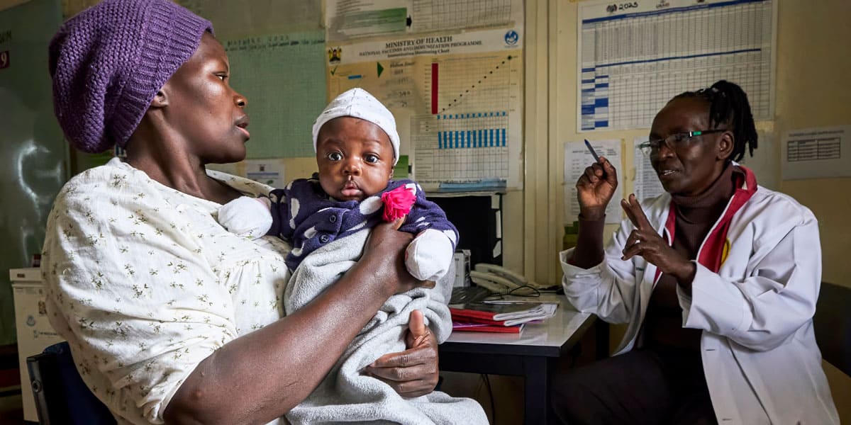 Sernine Owour sostiene a su hija de diez semanas, Rylie Willow, mientras conversa con una enfermera en la clínica de Mathare del Programa de Alivio del Sida del Decanato del Este, en Nairobi, Kenia. Owour es portadora del VIH, pero toma la medicación antirretroviral proporcionada por la clínica patrocinada por la Iglesia (Paul Jeffrey/Kenia).