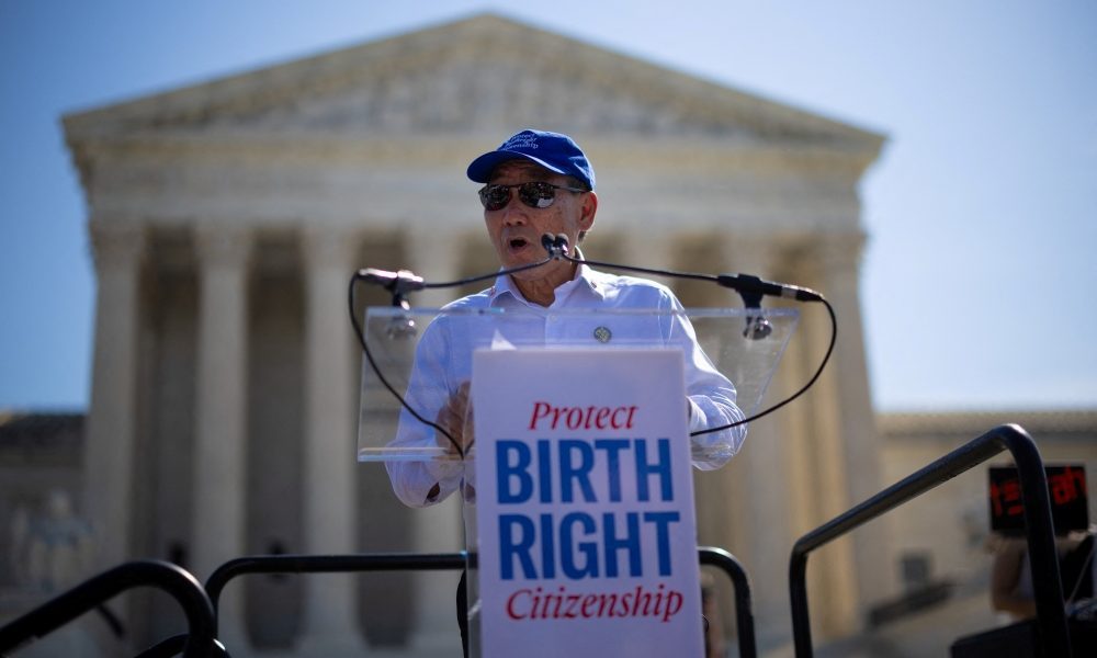 Norman Wong, bisnieto de Wong Kim Ark, habla durante una manifestación frente al edificio de la Corte Suprema de los Estados Unidos en Washington el 1 de abril de 2026, el día en que la corte escucha los argumentos orales sobre la legalidad de la medida de la administración de Trump para limitar la ciudadanía por nacimiento de los hijos de inmigrantes. En 1898, Wong Kim Ark desafió al gobierno de Estados Unidos después de que se le negara el reingreso al país tras un viaje a la patria de sus padres. Aunque había nacido en Estados Unidos, las autoridades afirmaron que no era ciudadano. La Corte Suprema falló a su favor, estableciendo firmemente que la 14.ª Enmienda garantiza la ciudadanía por nacimiento. (OSV News/Carlos Barria, Reuters)