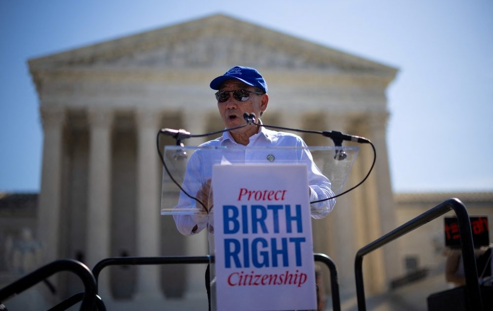 Norman Wong, bisnieto de Wong Kim Ark, habla durante una manifestación frente al edificio de la Corte Suprema de los Estados Unidos en Washington el 1 de abril de 2026, el día en que la corte escucha los argumentos orales sobre la legalidad de la medida de la administración de Trump para limitar la ciudadanía por nacimiento de los hijos de inmigrantes. En 1898, Wong Kim Ark desafió al gobierno de Estados Unidos después de que se le negara el reingreso al país tras un viaje a la patria de sus padres. Aunque había nacido en Estados Unidos, las autoridades afirmaron que no era ciudadano. La Corte Suprema falló a su favor, estableciendo firmemente que la 14.ª Enmienda garantiza la ciudadanía por nacimiento. (OSV News/Carlos Barria, Reuters)