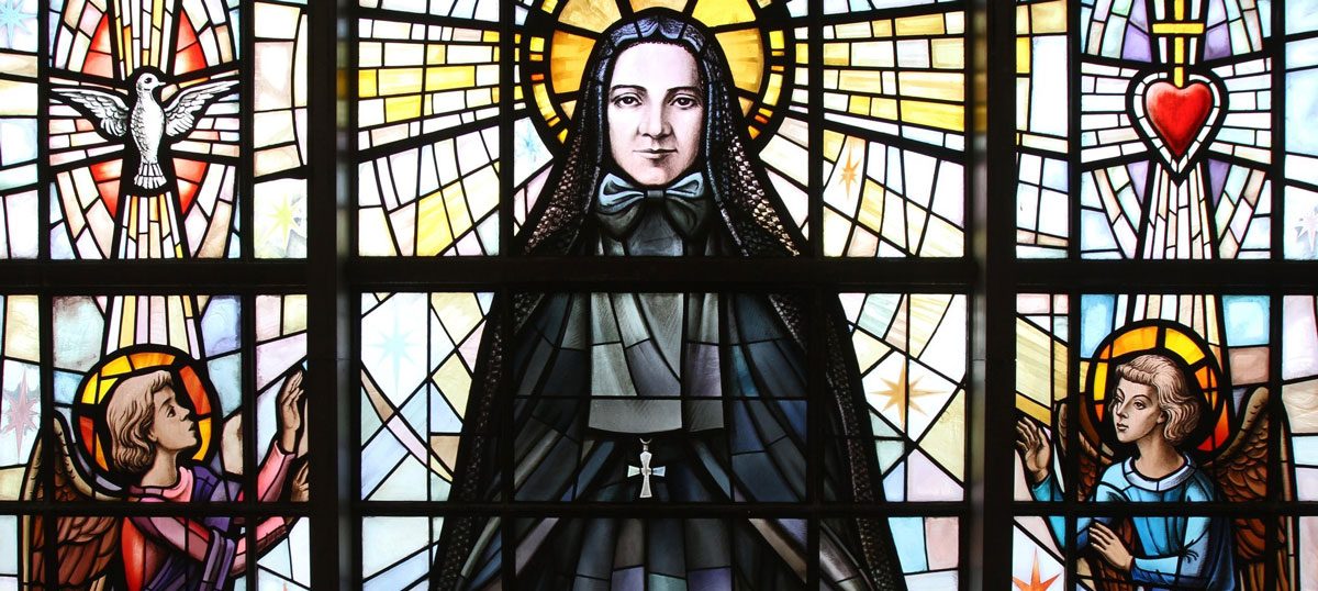 Santa Francisca Javiera Cabrini aparece representada en un vitral de la capilla del santuario de la santa, situada en el barrio de Washington Heights, en la ciudad de Nueva York. (Foto OSV/ Gregory A. Shemitz)