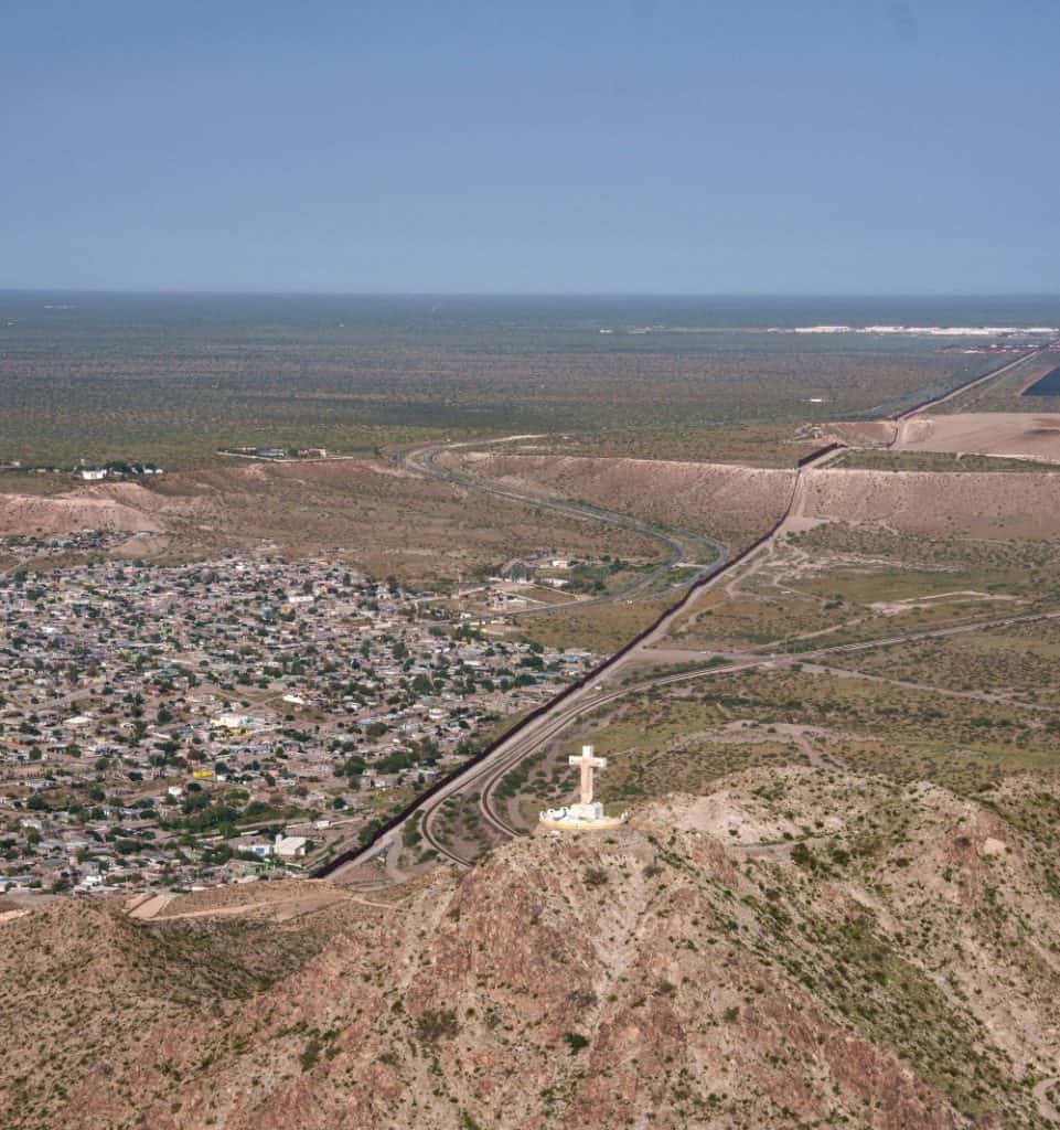 Una vista aérea muestra una cruz en la cima del Monte Cristo Rey, cerca de la frontera entre Estados Unidos y México, en Sunland Park, Nuevo México. La Diócesis de Las Cruces calificó los planes de expropiar terrenos del lugar de peregrinación para construir un tramo del muro fronterizo como una “afrenta a la libertad religiosa” en una respuesta presentada el 19 de junio ante el Tribunal de Distrito de Estados Unidos para el Distrito de Nuevo México. (OSV News/Paul Ratje, Reuters)