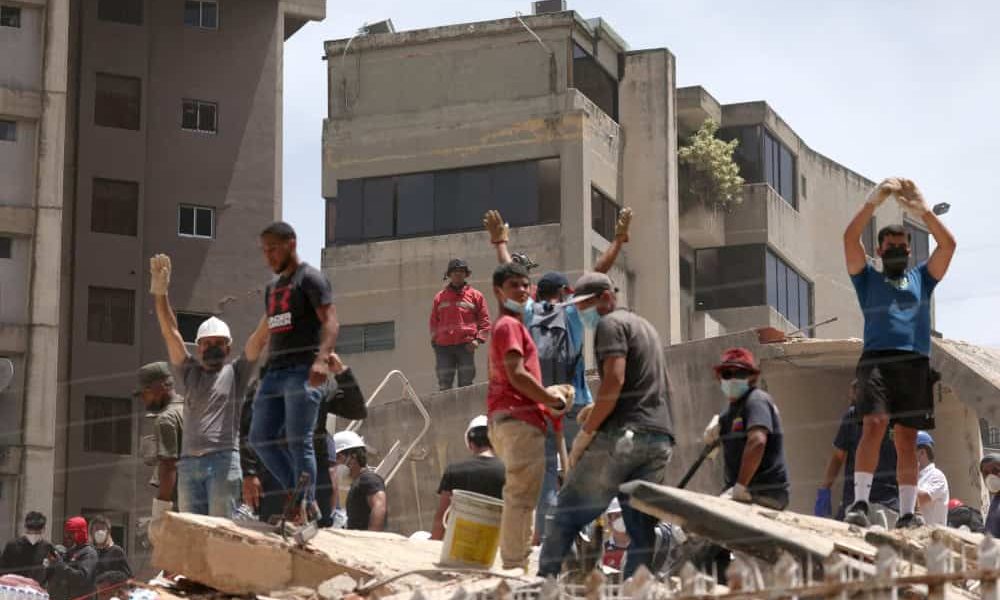 Personas buscan víctimas entre los escombros de un edificio derrumbado en Caracas, Venezuela, el 25 de junio de 2026, tras los sismos de magnitud 7,2 y 7,5 que sacudieron el país el 24 de junio. El número de muertos ascendió a al menos 1.450 y hubo miles de heridos, según informaron funcionarios del gobierno venezolano el 28 de junio. Equipos de rescate de todo el mundo han llegado al país para colaborar en las labores de rescate. (OSV News/Leonardo Fernández Viloria, Reuters)